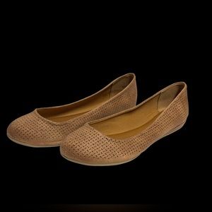 Brand new in box, never worn brown women’s 8 Report flats